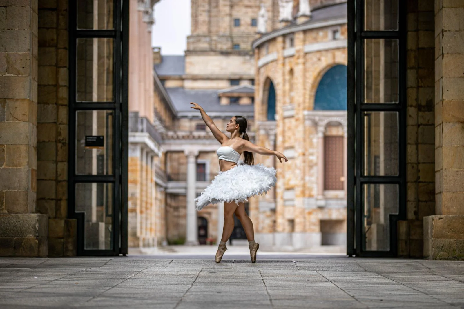 Profesorado titulado impartiendo clases de Ballet en Club Deboulé, Gijón y Oviedo