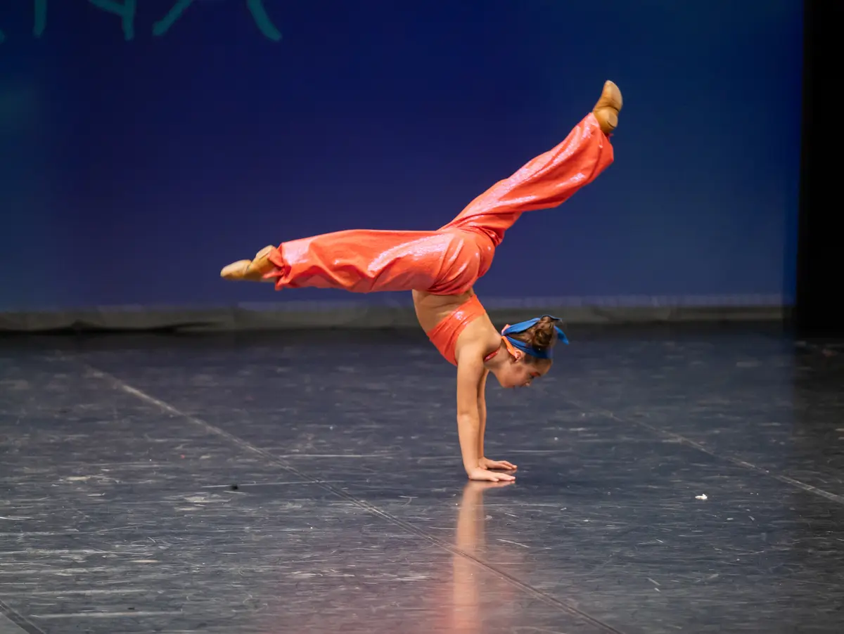 Profesorado titulado impartiendo clases de Acrobacias en Club Deboulé, Gijón y Oviedo