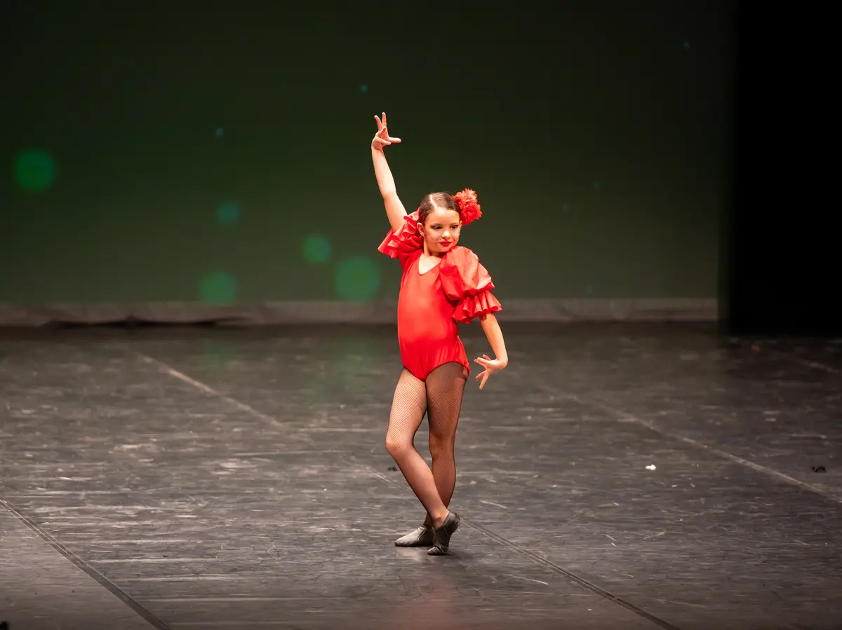 Profesorado titulado impartiendo clases de Danza Moderna y Fusión en Club Deboulé, Gijón y Oviedo